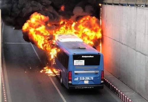 Xe buýt bất ngờ bốc cháy dữ dội tại hầm chui An Sương khiến nhiều người hốt hoảng