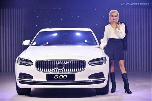 Volvo S90 trục cơ sở kéo dài tại Việt Nam với giá 2,2 tỷ đồng