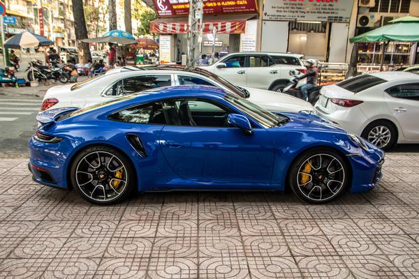 Chi tiết về Porsche 911 Turbo S màu xanh độc nhất tại TP.HCM