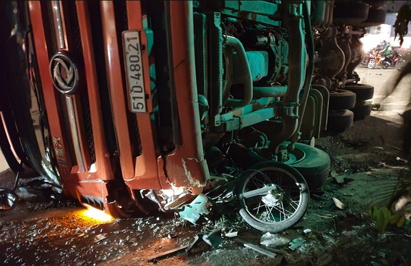 Xe máy vượt đèn đỏ tại ngã tư bị xe container chở cột điện đè bẹp, ít nhất 1 người tử vong tại Bình Dương