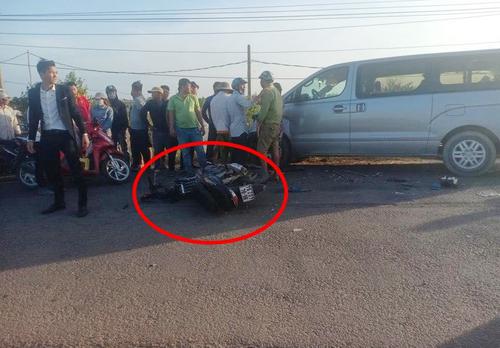 Người đàn ông điều khiển xe máy đi ngược chiều tông thẳng vào ô tô, phải nhập viện cấp cứu