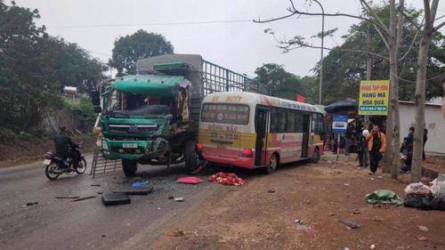 Xe tải vượt ẩu tại đoạn cua rồi tông vào xe buýt khiến 2 phương tiện hư hỏng, 4 người bị thương