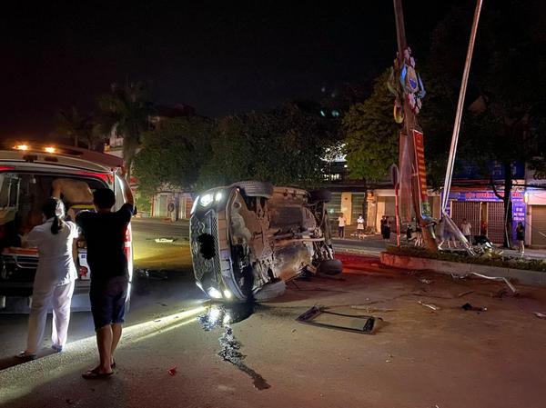 Hyundai Santa Fe mất lái, tông vào dải phân cách rồi lật nghiêng giữa đường tại Thanh Hóa