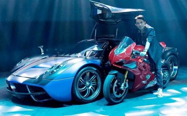 Minh "Nhựa" thả dáng bên cạnh Ducati Superleggera V4 và Pagani Huayra hơn 86 tỷ đồng