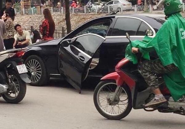 Mở cửa xe thiếu quan sát, ô tô Mercedes-Benz C-Class va chạm xe máy của 2 học sinh cấp 3 tại Hà Nội
