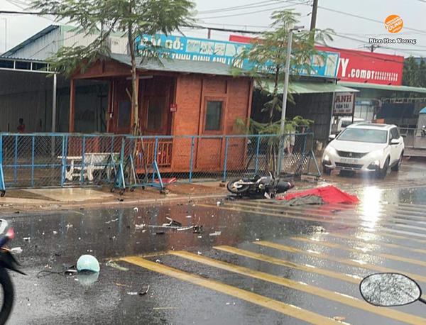 Ô tô Ford EcoSport chạy ngược chiều, tông trúng xe máy khiến 2 người tử vong tại Đồng Nai