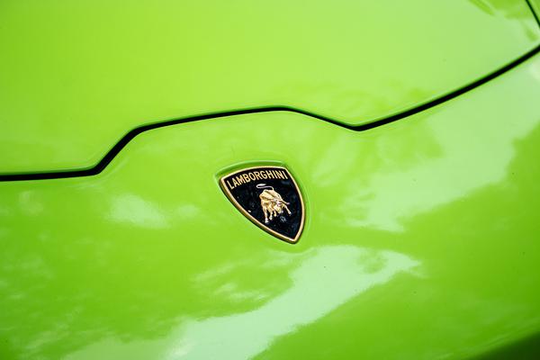 Lamborghini Huracan chính hãng với màu ngoại thất nổi bật tại TP.HCM