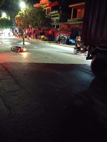 Người đàn ông lái xe máy tông vào xe rác rồi bị xe container cán trúng tử vong tại Hải Phòng