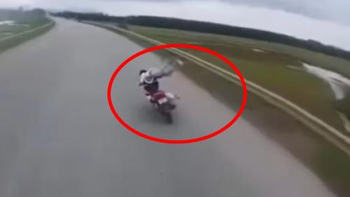 Nam thanh niên không đội mũ bảo hiểm điều khiển Yamaha Exciter vượt ẩu tông vào xe máy khiến 2 người bị thương nặng