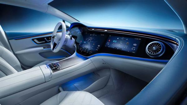 Xe điện Mercedes EQS trang bị bảng điều khiển MBUX Hyperscreen rộng 56 inch liên kết 3 màn hình