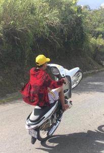 Lạnh sống lưng với thanh niên 16 tuổi lái xe máy 1 chân khi đổ đèo Khau Phạ
