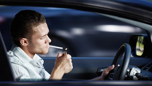 Hút thuốc lá trong ô tô gây ra những ảnh hưởng tai hại gì ?