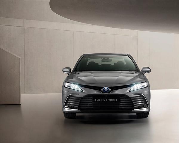Toyota Camry Hybrid 2022 chính thức ra mắt, bổ sung trang bị nhưng giảm giá bán