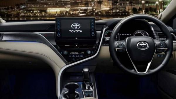 Toyota Camry Hybrid chính thức ra mắt với giá khoảng 1,27 tỷ đồng