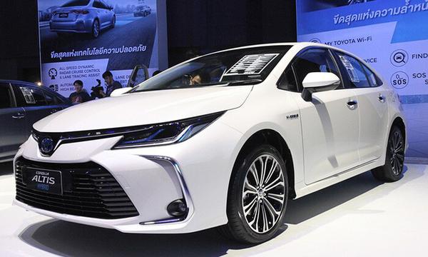 Toyota Corolla Altis đang được ưu đãi giảm giá đi kèm quà tặng tại một số đại lý