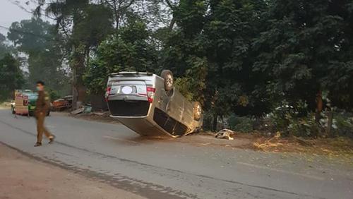 Toyota Innova phơi bụng giữa đường sau tai nạn đâm vào gốc cây