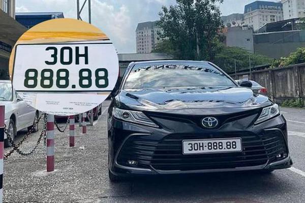 Toyota Camry biển ngũ quý 8 rao bán giá hơn 3 tỷ đồng tại Hà Nội