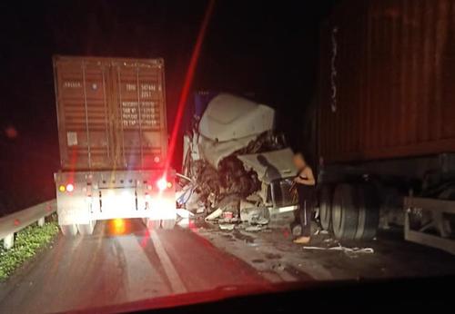 Hai xe container vượt ẩu gây nên vụ tai nạn liên hoàn trên Quốc lộ 18