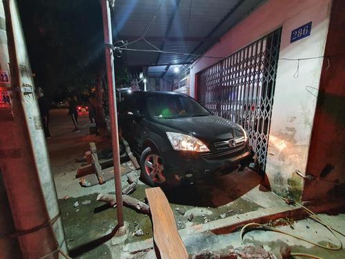 Ô tô Honda CR-V mất lái, lao vào nhà dân gây ra thiệt hại nghiêm trọng
