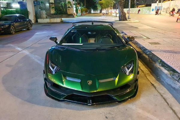 Chiêm ngưỡng Lamborghini Aventador SVJ sở hữu màu sơn độc nhất tại Việt Nam