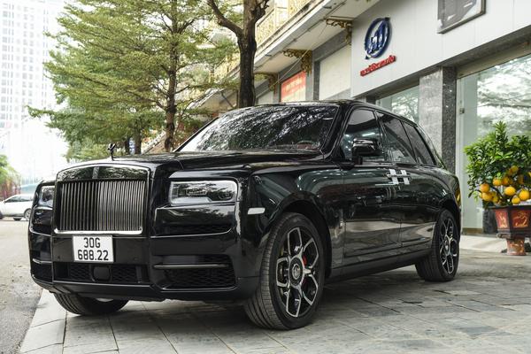 Cận cảnh Rolls-Royce Cullinan Black Badge đầy sang trọng tại Việt Nam