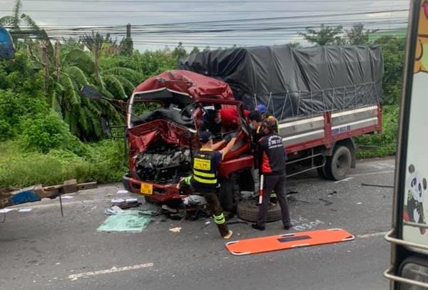 Tông vào xe chở dừa, cabin xe tải biến dạng khiến 2 người thương vong tại Tiền Giang