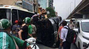 Trung tá Phương Công Thường -Hà Nội trực tiếp trèo lên đập cửa kính, kéo lái xe Mercedes gây tai nạn ra ngoài