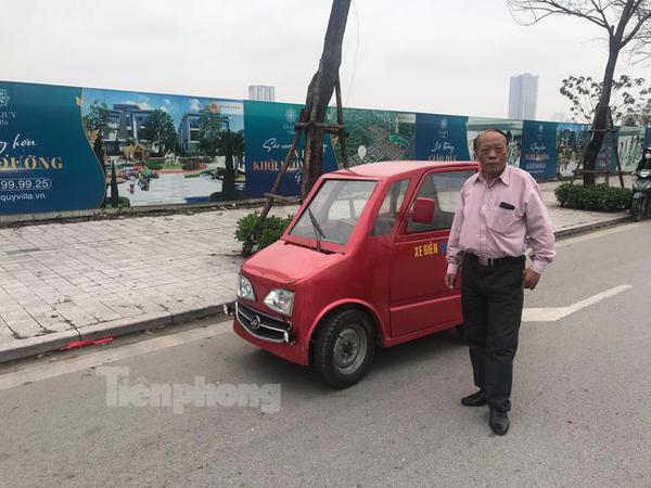 Người đàn ông hơn 70 tuổi tự chế ô tô điện chở được 4 người tại Hà Nội