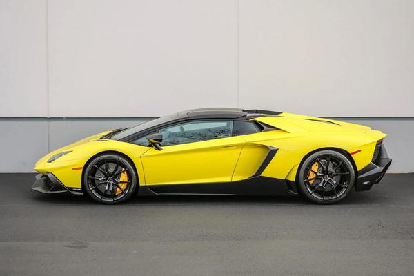 Lamborghini Aventador 50th Anniversario với màu sơn vàng nổi bật được rao bán đấu giá
