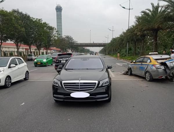 Tai nạn liên hoàn giữa 3 ô tô trên phố Hà Nội khiến nhiều người đi đường hoảng sợ