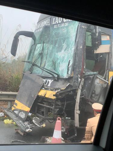 Xe khách tông trúng ô tô tải đang quay đầu trên cao tốc Nội Bài - Lào Cai