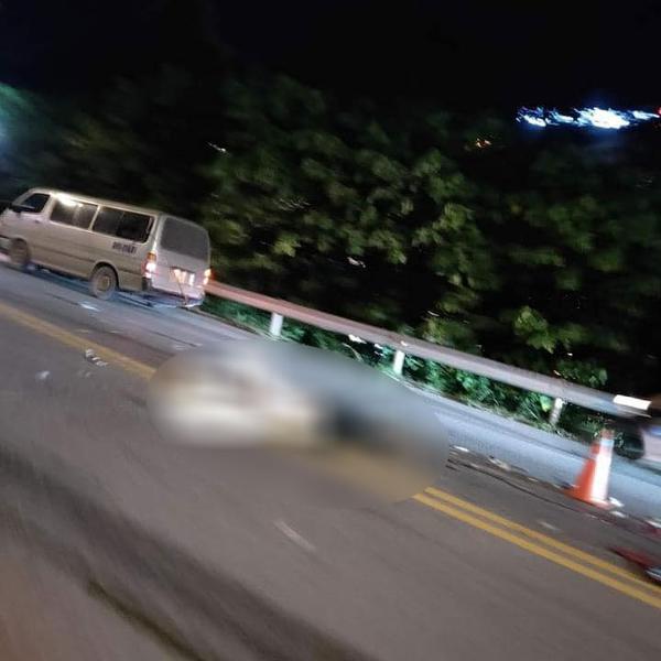 Xe máy phóng nhanh trên đường cao tốc rồi tông vào đuôi ô tô tải khiến 1 người tử vong tại Bắc Giang