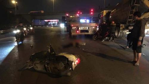 Người đàn ông điều khiển xe máy tử vong ngay tại chỗ sau cú va chạm với xe đầu kéo tại Hoàng Mai, Hà Nội