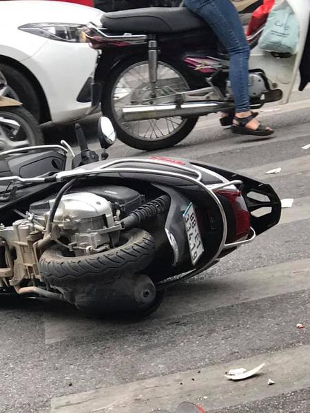 Hai xe máy dừng đèn đỏ bị xe cẩu tông trúng khiến 1 người tử vong tại Hà Nội