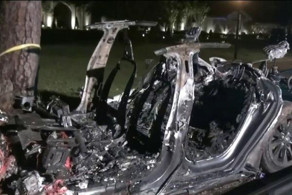 Ô tô tự lái của Tesla gây tai nạn rồi bốc cháy khiến 2 người tử vong