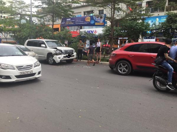 Porsche Macan bị ô tô Toyota Land Cruiser biển số xanh tông trúng đuôi xe tại Hà Nội