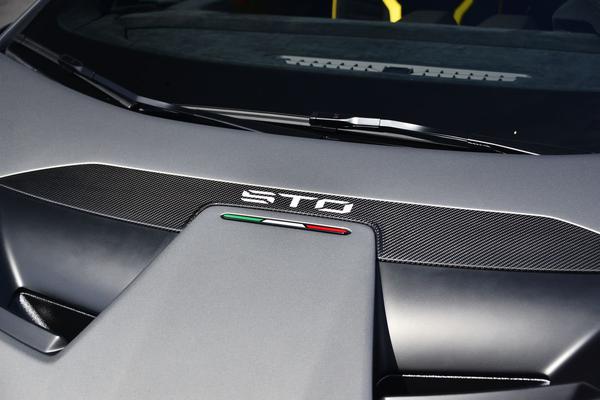 Lamborghini Huracan STO với màu sơn xám mờ được rao bán với giá hơn nửa triệu USD