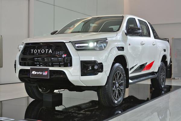 Toyota Hilux ra mắt phiên bản GR-Sport 2021 tại Thái Lan