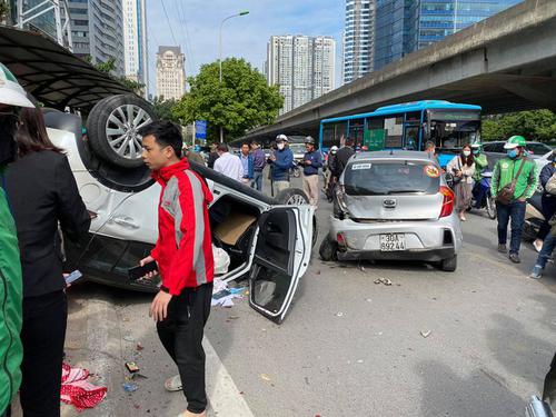 Ô tô Suzuki lật ngửa sau va chạm với xe taxi và xe máy khiến 2 người đi cấp cứu