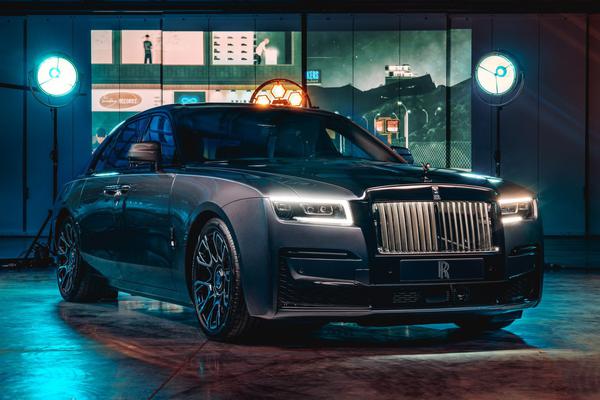 Rolls-Royce Ghost Black Badge 2022 ra mắt với 45 kg nước sơn màu đen bao phủ