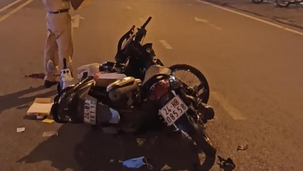 Xe máy che đậy biển số tông trúng một xe máy khác khiến 2 người bị thương tại Lào Cai