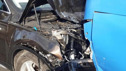 Tài xế Audi may mắn thoát chết sau cú tông thẳng vào xe buýt khiến hai phương tiện hư hỏng nặng