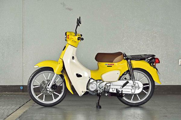 Ngắm Honda Super Cub 110 2022 bản màu vàng nổi bật