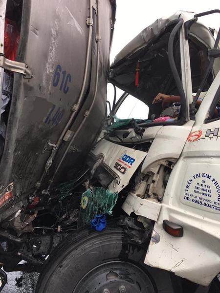 Tai nạn liên hoàn giữa xe bồn và 2 ô tô tải khiến tài xế xe bồn tử vong tại cầu Cần Thơ