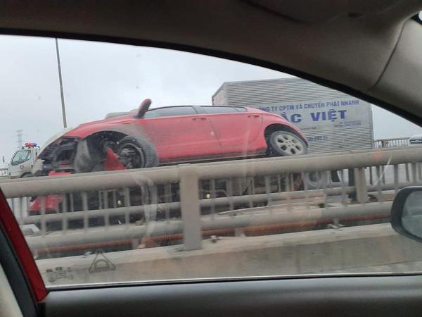 Ô tô Hyundai i20 nằm nghiêng trên dải phân cách tại cầu Thanh Trì, Hà Nội