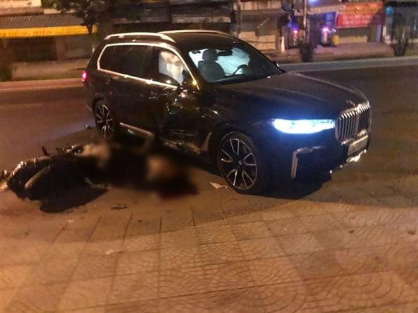 Thanh niên lái xe máy tông trúng BMW X7 đang lùi ra đường, tử vong tại chỗ