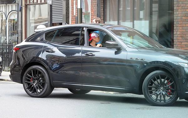 Con trai David Beckham 18 tuổi lái Maserati Levante dạo phố London