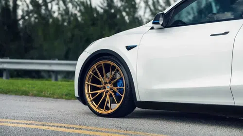 Tesla Model Y trông đẹp mắt hơn với bánh xe Vossen màu vàng