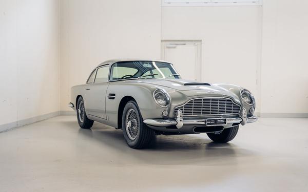 Aston Martin DB5 của cố diễn viên thủ vai James Bond được rao bán đấu giá