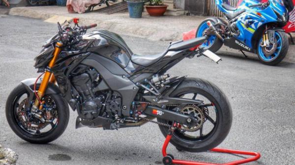 Chiếc nakedbike Kawasaki Z1000 được biker tại Sài Gòn nâng cấp với nhiều "đồ chơi" khủng